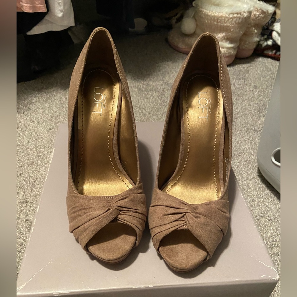 Ladies The Loft brand new tan suede heels. Smoke free home